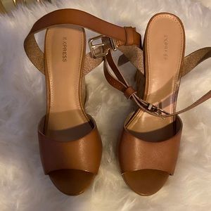 Express cognac wedges